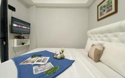 Minimalist Cozy 1BR Royal Heights Apt By Travelio