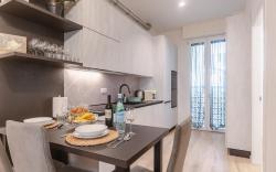 Bright & Modern 4 bedrooms Apartment in Center