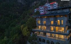 StayVista at Dos @ The Himalayan Den with Jacuzzi