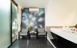 Adjoining 3 Rooms for Group Stay, access to pool