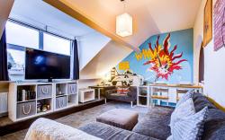 Entire artistic open-apartment