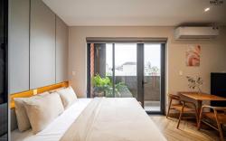 Căn hộ cao cấp,thiết kế tone gỗ hiện đại,balcony