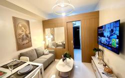 Serene Condo w/ Balcony, Wi-Fi, Pool & Gym, Makati