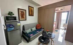 High Rise Condo w/ Balcony,wifi,gym,pool,Makati,28