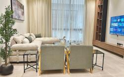 F1-Elegant High-Rise Apt with Modern Amenities