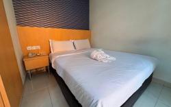 Signature Hotel Puchong Chill LRT 18