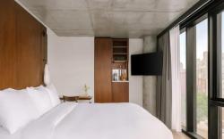 The Merchant Hotel, Sonder