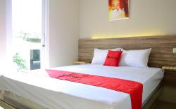 RedDoorz near Mangga Dua Square