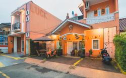 RedDoorz Syariah near Margahayu Raya