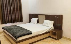 104 Elegant bedroom suite 