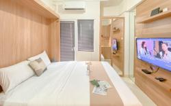 Warm Studio Room at Green Pramuka City By Travelio