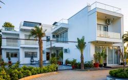 ELIVAAS AdhiVa Retreat 5-BHK Farmhouse with Private Pool, Bar & Lush Garden