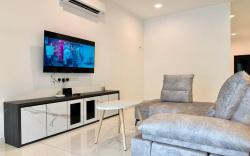 A Pleasant 4BR Home IV - 5 mins to shops and mall