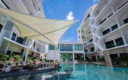 Spacious 1 bedroom apartment, pool view