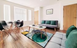 *Spacious 3 Bedroom Home*- Near Nec, BHX (Airport)