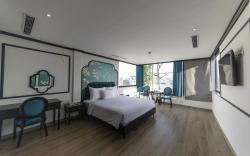 Azen Lakeside Hotel  & Travel