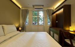 Street-facing room| 2BR| Balcony| Bamboura Home