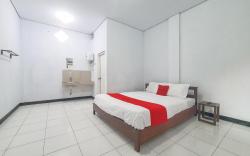 RedDoorz Syariah near Universitas Muhammadiyah Cirebon