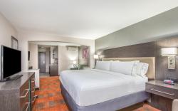 Holiday Inn Express & Suites Shawnee-Kansas City West By IHG