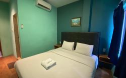 RedDoorz @ Sentosa Jaya Helvetia