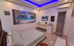 Weigel's Beach House Room 106
