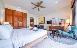 Studio - Beachside,  Pool, Near Immigration  205