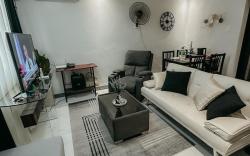 Casa Lirio  Comfy 2 Story Home with Free Parking