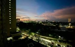Comfy Skyview Retreat | Walk to LRT, Mall & More