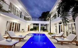 Lux Villa 4BR w/ pool, bathtub, washer near Canggu