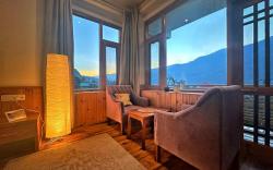 Sun Kissed Mountain View room in Wooden Cottage