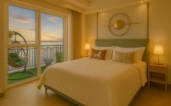3BR Bay Penthouse Vibe • Walk to Okada & MOA