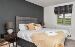 Sunny Deluxe King Room