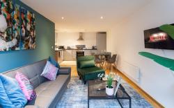 Central City Stay| 2 Bed 2 Bath| Sleeps 7|Netflix