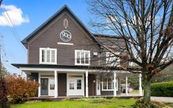 Le 900 Tremblant Inn Cafe and Bistro