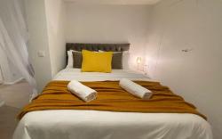 One Lux Stay Near Antwerp Central - Studio Apartment