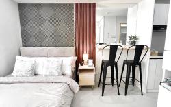 Shenna's Condo Unit Rental |Mountain-Facing Studio