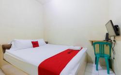 RedDoorz near Esa Unggul University Jakarta Campus