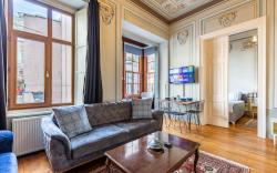1+1 High Ceilinged Flat W/bay window ,Galata,Metro