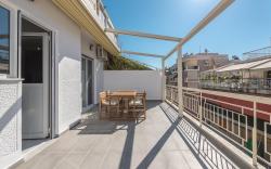 Huge balcony with automatic pergola 200m metro !