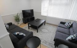 3Bed Central Flat - free parking