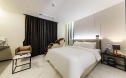 Gimpo Drive-in Contactless Hotel Louis