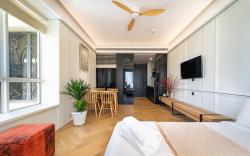 Apartment The manor 2 near landmark 81 - free pool