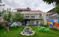 Swiss Cottage - 4 BHK with Garden | Parking | Wifi