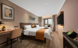 Home Inn Plus Jinan West Station East Square