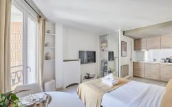 Studio Montaigne/ Champs Elysées