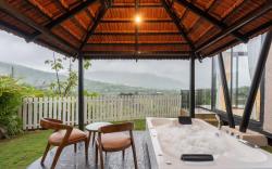 Caasa Tranquilla-Canopy Cabin with Private Jacuzzi