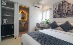 Cubicity De Tham Double Bed with Window