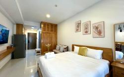One Bedroom Apt w/ King Bed, walk to Bui Vien