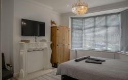 Luxurious 3-Bed Home In E6