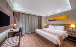 Home Inn Plus Guiyang Penshuichi Qianling Park Yan'an West Road Metro Station